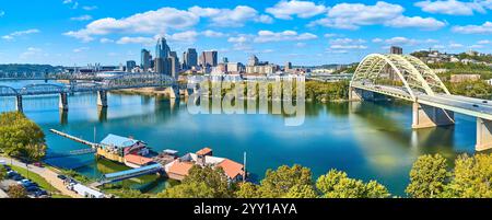 Panorama aérien de Cincinnati Skyline et ponts au-dessus de la rivière Ohio Banque D'Images