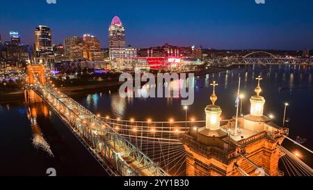 Vol aérien de Roebling Bridge et Cincinnati Skyline à Blue Hour Banque D'Images