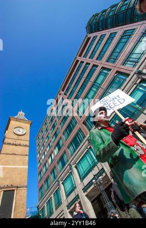 Lors de la manifestation du G20 de 2009 à Londres, un manifestant tient une pancarte indiquant « pas de cupidité rampante » pour exprimer son opposition au système financier mondial et aux politiques économiques discutées lors du sommet Banque D'Images