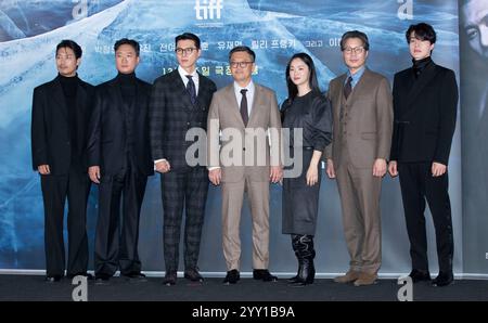 Séoul, Corée du Sud. 18 décembre 2024. (G à d) acteurs sud-coréens Park Hoon, JO Yoo-jin, Hyun Bin, le drecteur Yoo min-ho, l'actrice Jeon Yeo-bin, L'acteur Yoo Jae-myung et Lee Dong-wook, assistent à une conférence de presse pour la première édition du film Harbin au Cinéma CGV à Séoul, Corée du Sud, le 18 décembre 2024. (Photo de Lee Young-ho/Sipa USA) crédit : Sipa USA/Alamy Live News Banque D'Images