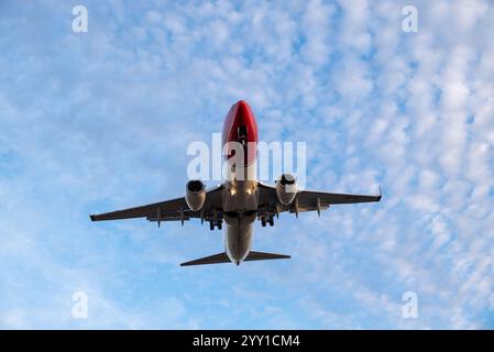 Vue de dessous d'un avion de passagers bimoteur arrivant pour atterrir. Banque D'Images
