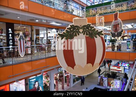 Wroclaw, Pologne - 18 décembre 2024 : décorations de Noël au marché pendant la Foire de Noël. Banque D'Images