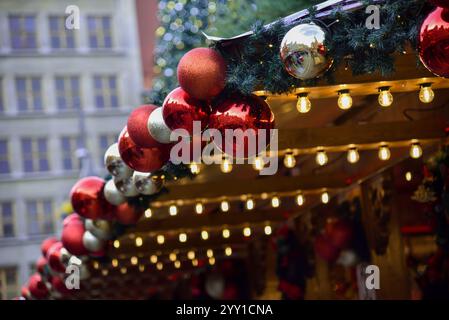 Wroclaw, Pologne - 18 décembre 2024 : décorations de Noël au marché pendant la Foire de Noël. Banque D'Images