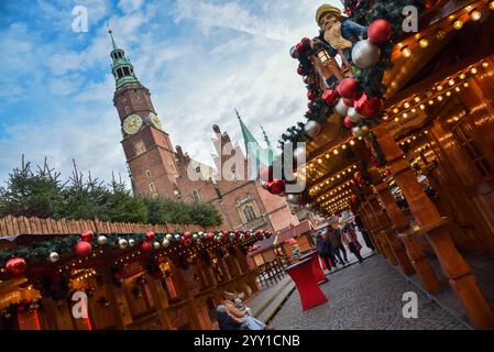 Wroclaw, Pologne - 18 décembre 2024 : décorations de Noël au marché pendant la Foire de Noël. Banque D'Images