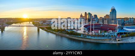 Panorama aérien Cincinnati Skyline coucher de soleil avec la rivière Ohio et le pont Banque D'Images