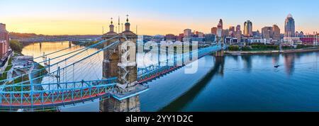 Panorama aérien du pont de Roebling et des gratte-ciel de Cincinnati au lever du soleil Banque D'Images