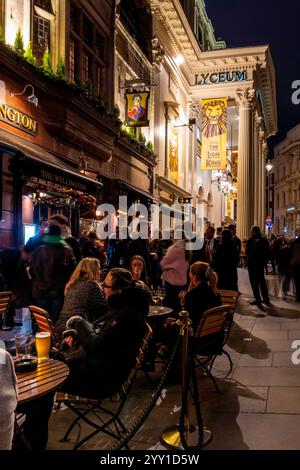 Un groupe de jeunes femmes assis devant le Wellington Pub Drinking, Londres, Royaume-Uni. Banque D'Images