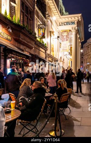 Un groupe de jeunes femmes assis devant le Wellington Pub Drinking, Londres, Royaume-Uni. Banque D'Images
