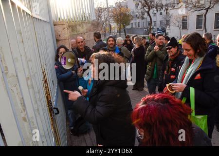 Madrid, Madrid, ESPAGNE. 18 décembre 2024. Les syndicats de l'éducation de Madrid ont manifesté pour soutenir leurs collègues enfermés dans la délégation de l'éducation de Madrid où ils protestent pour la défense de l'éducation publique (crédit image : © Richard Zubelzu/ZUMA Press Wire) USAGE ÉDITORIAL SEULEMENT! Non destiné à UN USAGE commercial ! Banque D'Images