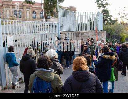 Madrid, Madrid, ESPAGNE. 18 décembre 2024. Les syndicats de l'éducation de Madrid ont manifesté pour soutenir leurs collègues enfermés dans la délégation de l'éducation de Madrid où ils protestent pour la défense de l'éducation publique (crédit image : © Richard Zubelzu/ZUMA Press Wire) USAGE ÉDITORIAL SEULEMENT! Non destiné à UN USAGE commercial ! Banque D'Images