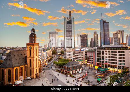 FRANCFORT, ALLEMAGNE - 26 septembre 2009 : vue sur l'horizon de Francfort avec Hauptwache et gratte-ciel dans la lumière du matin. Banque D'Images