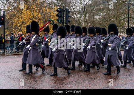 Les Coldstream Guards quittent Wellington Barracks pour prendre part à la cérémonie de relève de la garde au Palais de Buckingham, Londres, Royaume-Uni. Banque D'Images