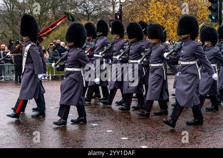 Les Coldstream Guards quittent Wellington Barracks pour prendre part à la cérémonie de relève de la garde au Palais de Buckingham, Londres, Royaume-Uni. Banque D'Images