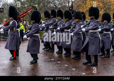 Les Coldstream Guards quittent Wellington Barracks pour prendre part à la cérémonie de relève de la garde au Palais de Buckingham, Londres, Royaume-Uni. Banque D'Images