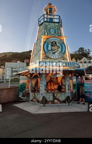 Kiosque Fish and Chip sur l'embarcadère de Llandudno, dans le nord du pays de Galles Banque D'Images