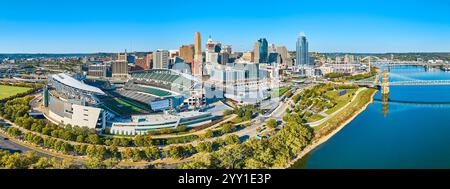 Panorama aérien de Cincinnati Skyline avec stade et pont de la rivière Ohio Banque D'Images