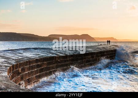 Le lever du soleil sur la Cobb à Lyme Regis dans le Dorset. Banque D'Images