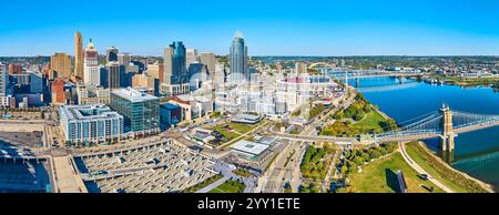 Panorama aérien Cincinnati Skyline et Roebling Bridge au-dessus de la rivière Ohio Banque D'Images