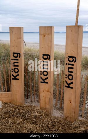 Binz, Allemagne. 18 décembre 2024. Une crèche de créateurs se dresse sur la jetée de la station balnéaire Baltique de Binz sur l'île de Rügen. Crédit : Stefan Sauer/dpa/Alamy Live News Banque D'Images