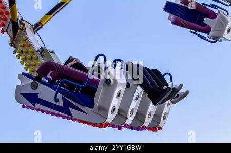 Les habitants de la région sont dehors et s'amusent à monter sur l'attraction Freak Out Carnival dans le centre-ville de Dundee pendant la fête foraine de Noël, en Écosse Banque D'Images