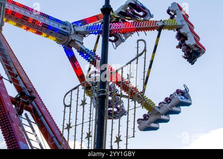 Les habitants de la région sont dehors et s'amusent à monter sur l'attraction Freak Out Carnival dans le centre-ville de Dundee pendant la fête foraine de Noël, en Écosse Banque D'Images