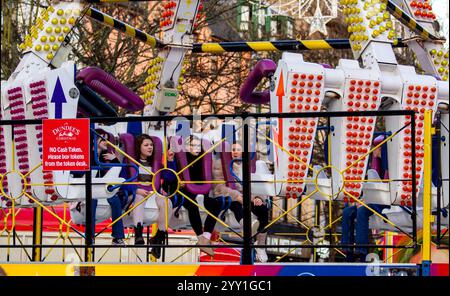 Les habitants de la région sont dehors et s'amusent à monter sur l'attraction Freak Out Carnival dans le centre-ville de Dundee pendant la fête foraine de Noël, en Écosse Banque D'Images