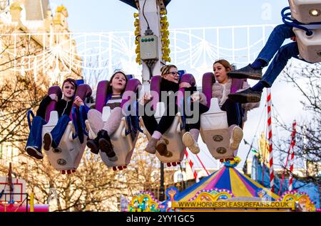 Les habitants de la région sont dehors et s'amusent à monter sur l'attraction Freak Out Carnival dans le centre-ville de Dundee pendant la fête foraine de Noël, en Écosse Banque D'Images