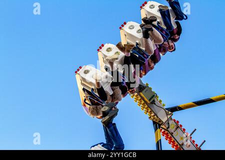 Les habitants de la région sont dehors et s'amusent à monter sur l'attraction Freak Out Carnival dans le centre-ville de Dundee pendant la fête foraine de Noël, en Écosse Banque D'Images