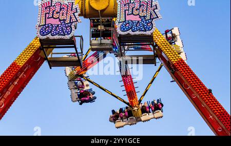 Les habitants de la région sont dehors et s'amusent à monter sur l'attraction Freak Out Carnival dans le centre-ville de Dundee pendant la fête foraine de Noël, en Écosse Banque D'Images