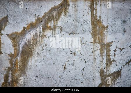 Gros plan sur la texture du mur en béton altéré en milieu urbain Banque D'Images
