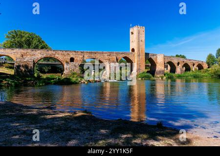 Pont médiéval fortifié sur l'Èbre. Frías, Las Merindades, Burgos, Castilla y León, Espagne, Europe Banque D'Images