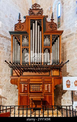 Orgue mécanique de style baroque du XVIIe siècle. Ce modèle est également connu sous le nom d'orgue de pipe ibérique. Église paroissiale de Saint Vincent Marty Banque D'Images