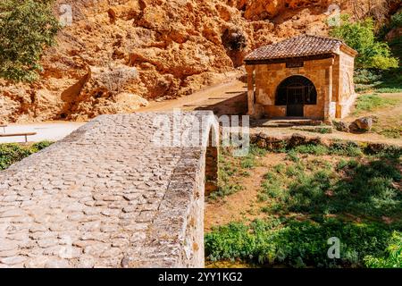 Chapelle du Saint Christ des remèdes - Santo Cristo de los Remeos et pont médiéval. Tobera, Frías, Las Merindades, Burgos, Castilla y León, Banque D'Images