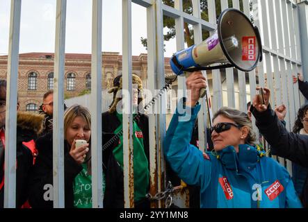 Madrid, Espagne. 18 décembre 2024. Les syndicats de l'éducation de Madrid ont protesté pour soutenir leurs collègues enfermés dans la délégation de l'éducation de Madrid où ils protestent pour la défense de l'éducation publique. (Crédit image : © Richard Zubelzu/ZUMA Press Wire) USAGE ÉDITORIAL SEULEMENT! Non destiné à UN USAGE commercial ! Banque D'Images