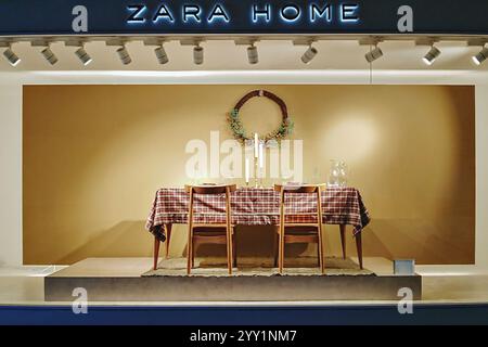 Table à manger festive avec des bougies et une couronne sur fond neutre dans Zara Home Display Banque D'Images