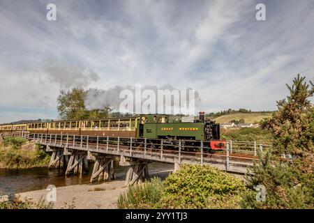 Le GWR 2-6-2T n°1213 traverse l'Afon Rheidol à Aberystwyth sur le chemin de fer de Vale of Rheidol lors de leur week-end du Festival de vapeur Banque D'Images