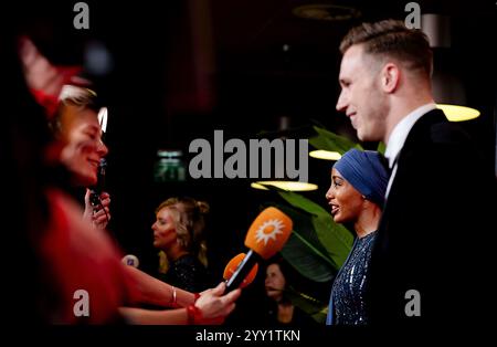 ARNHEM - Sifan Hassan et Harrie Lavreysen sur le tapis rouge avant la remise des prix sportifs lors du NOC*NSF Sportgala. ANP ROBIN VAN LONKHUIJSEN Banque D'Images