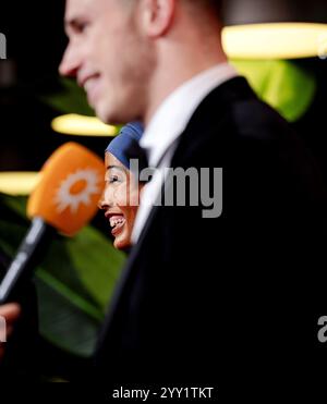ARNHEM - Sifan Hassan et Harrie Lavreysen sur le tapis rouge avant la remise des prix sportifs lors du NOC*NSF Sportgala. ANP ROBIN VAN LONKHUIJSEN Banque D'Images