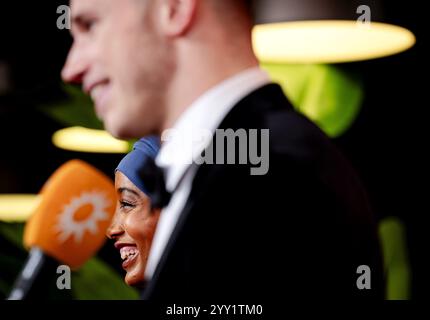 ARNHEM - Sifan Hassan et Harrie Lavreysen sur le tapis rouge avant la remise des prix sportifs lors du NOC*NSF Sportgala. ANP ROBIN VAN LONKHUIJSEN Banque D'Images