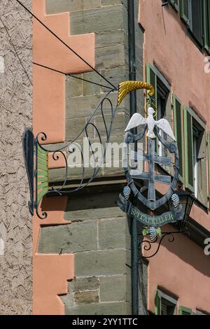 Plaque signalétique sur le Spitalkeller dans le Steinhaus, un bâtiment médiéval datant d'environ 1351 dans la vieille ville de Überlingen, Bade-Württemberg, Allemagne. Banque D'Images