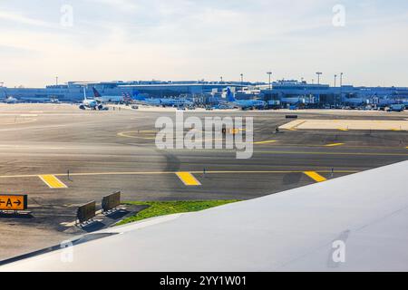 Piste de l'aéroport international Newark Liberty avec des avions United Airlines et American Airlines stationnés près du terminal. New Jersey, États-Unis. Banque D'Images