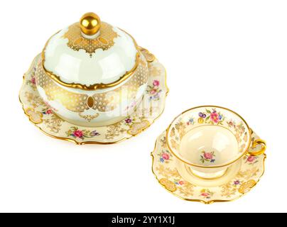 Bol de bonbons en porcelaine vintage, tasse et soucoupe isolés sur fond blanc. Collage. Espace libre pour le texte. Banque D'Images