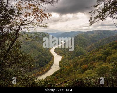 Une vue imprenable sur Grandview Rim au parc national de New River gorge, en Virginie-occidentale, où les couleurs du début de l'automne se sont répandues dans le paysage, mettant en valeur la Banque D'Images