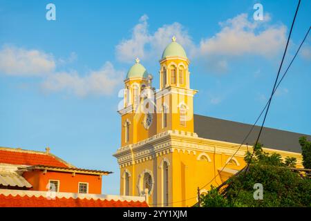 Église Santa Famia dans le centre historique d'Otrobanda dans la ville de Willemstad, Curaçao. Historique Willemstad est un site du patrimoine mondial de l'UNESCO. Banque D'Images