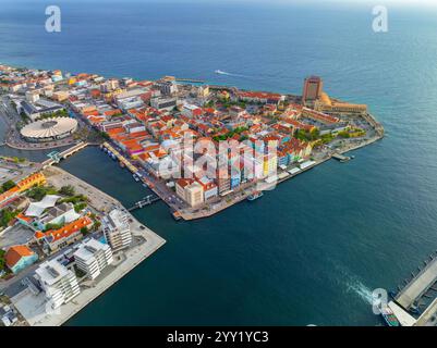 Vue aérienne du centre-ville historique de Willemstad, y compris la rue Handelskade à Punda dans la ville de Willemstad, Curaçao. Historique Willemstad est un monde de l'UNESCO Banque D'Images