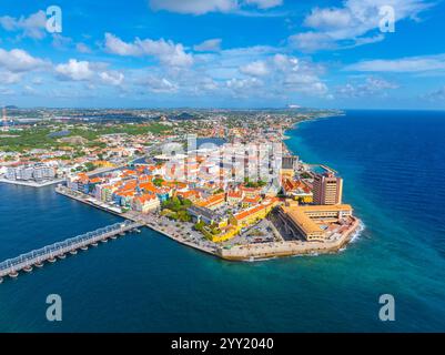 Vue aérienne du centre-ville historique de Willemstad, y compris la rue Handelskade à Punda dans la ville de Willemstad, Curaçao. Historique Willemstad est un monde de l'UNESCO Banque D'Images