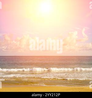 Magnifique coucher de soleil sur l'océan, les vagues de la mer et du sable. Banque D'Images