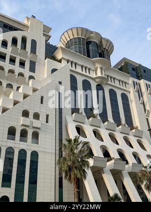 Cette image met en valeur un bâtiment moderne magnifique avec des tours courbes élégantes et une façade géométrique complexe. La conception du bâtiment combine Rec Banque D'Images