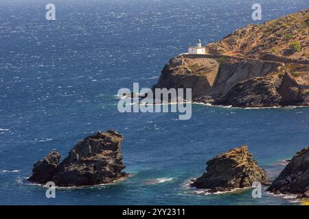 Phare de Cala Nans sur la côte rocheuse contre la mer Méditerranée bleue, près de Cadaques, Espagne Banque D'Images