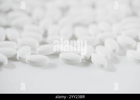 White Pills of Medicines a chuté sur fond de marbre blanc, vue de dessus Banque D'Images